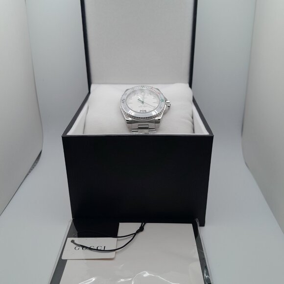 Gucci Dive Quartz Silver Dial Men's Watch YA136336. - Picture 3 of 10